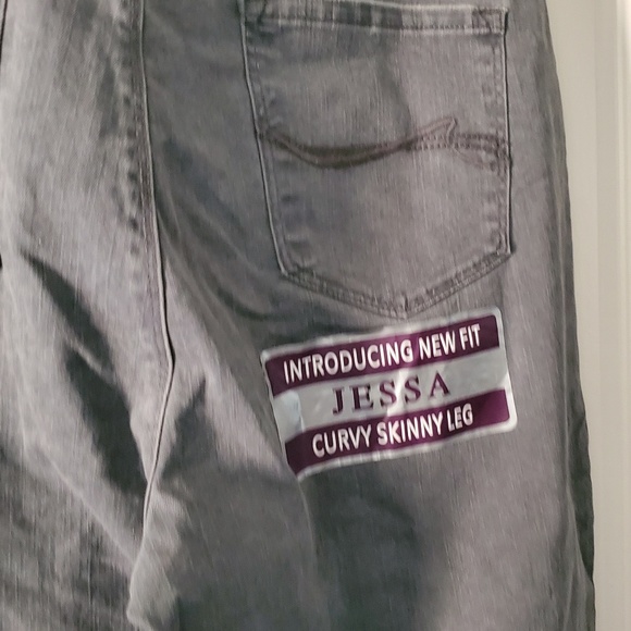 Ladies Jean's - Picture 3 of 4